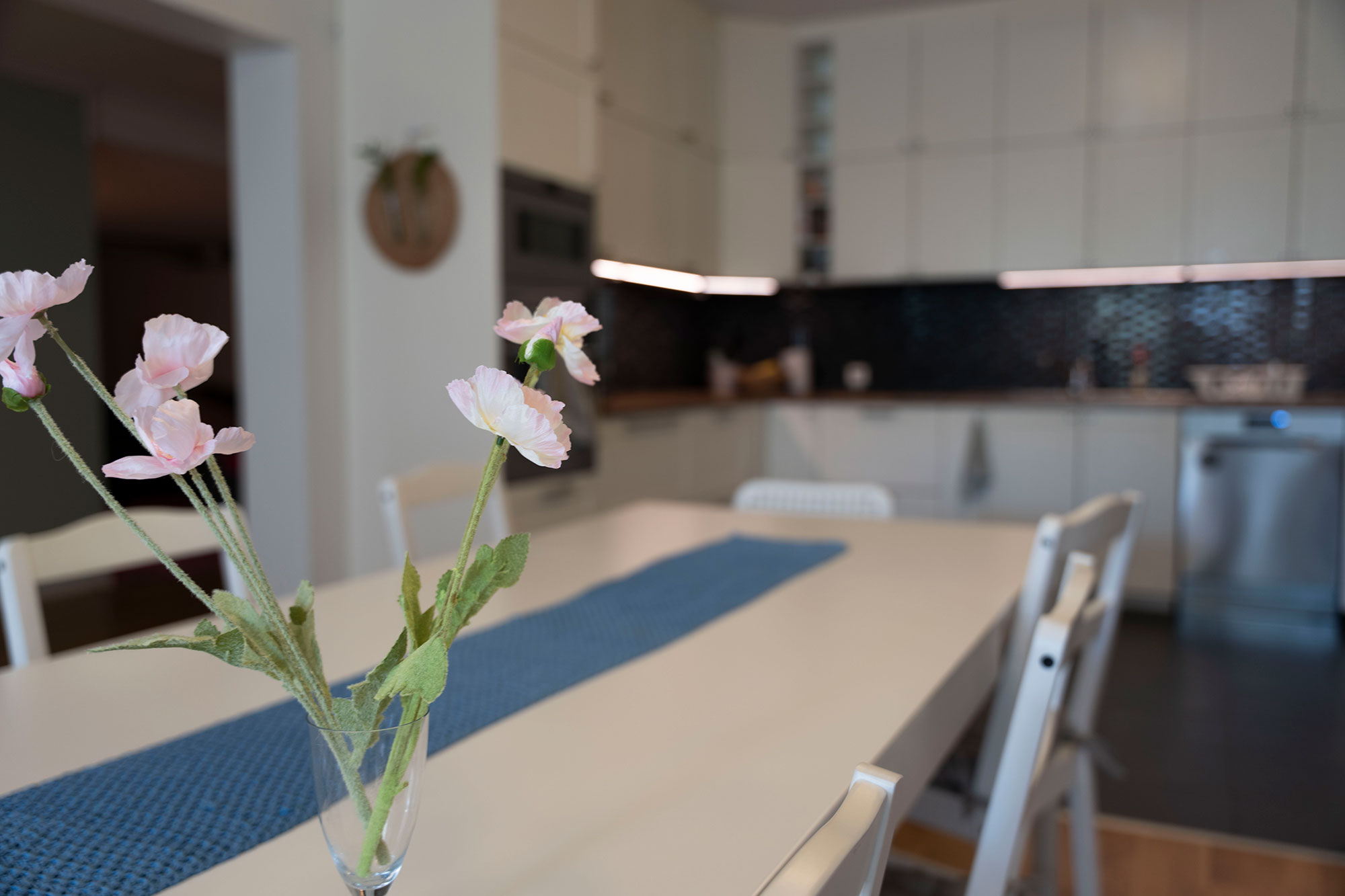 Blommor på köksbordet på HVB Vendelsö